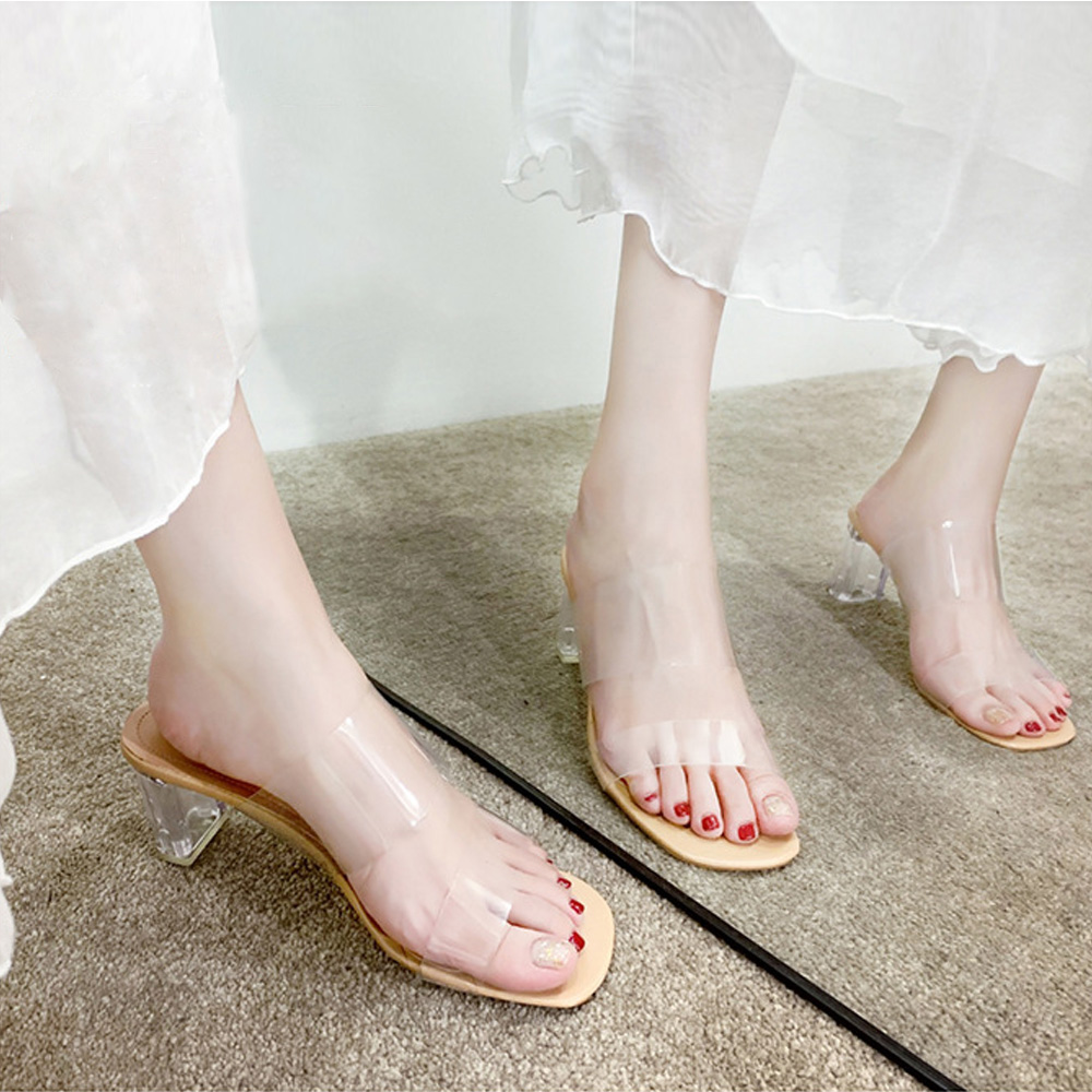 ベージュコーデ 透明感ベージュ クリアヒールサンダル 美脚靴