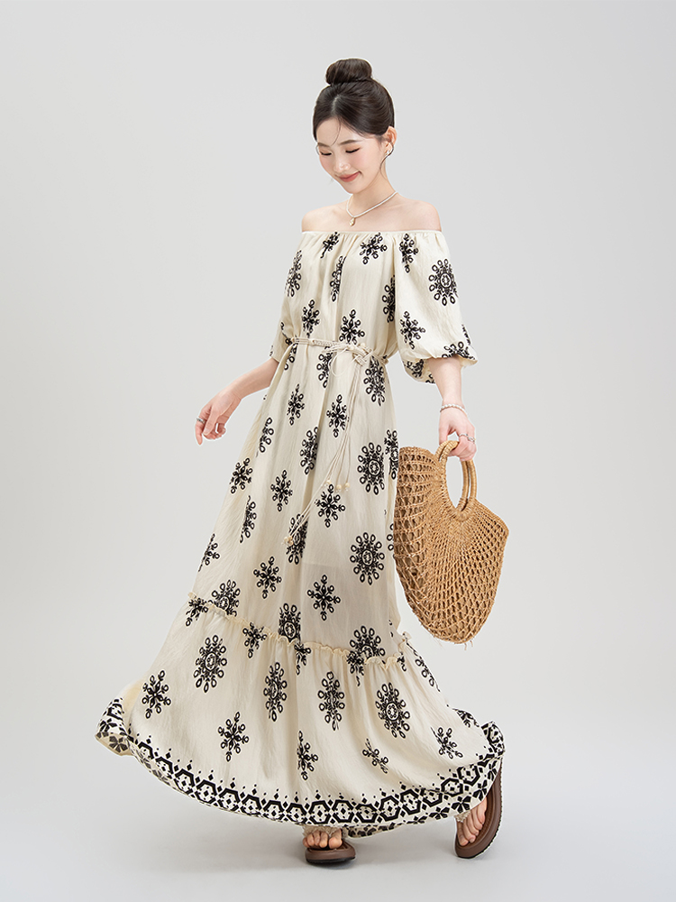 ベージュコーデ 刺繍模様の肩出しマキシワンピース