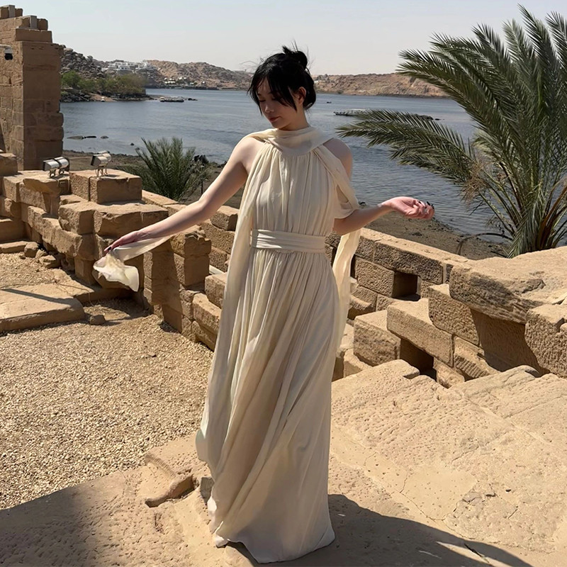 ベージュコーデ 古代女神風ドレープワンピース