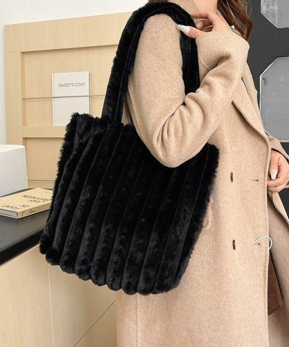 ベージュコーデ ふわふわファートートバッグ 秋冬小物 もこもこ