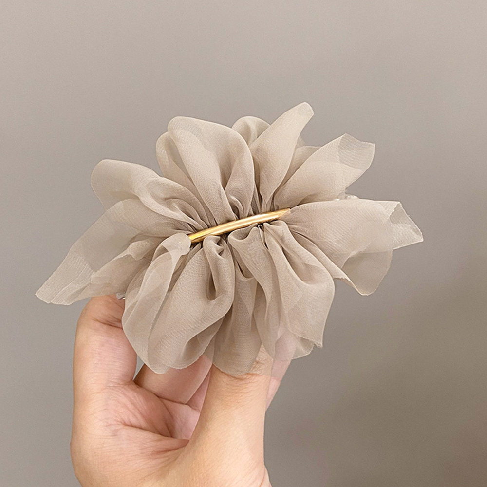 ベージュコーデ 花びらシフォンバレッタ 上品小物