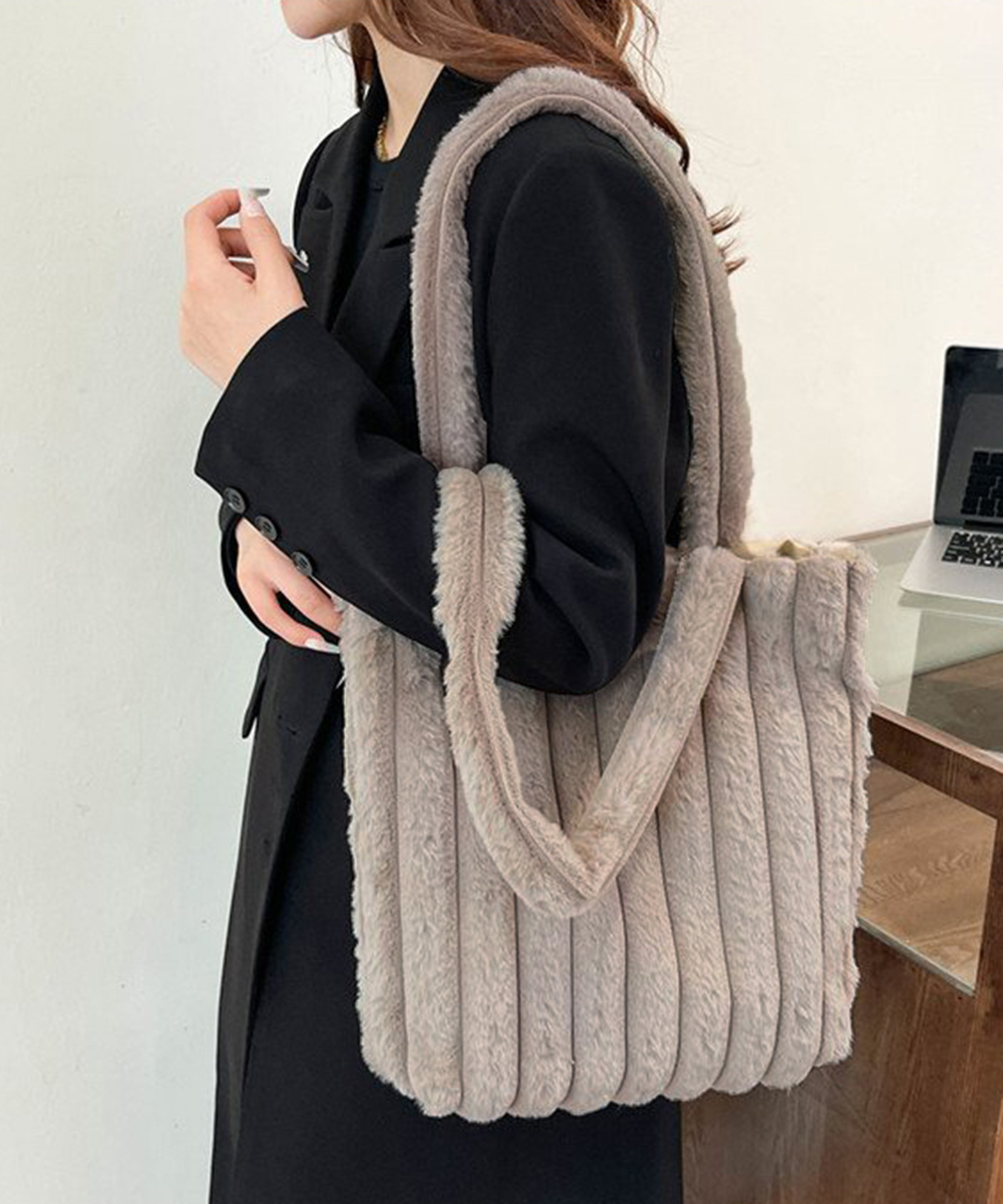 ベージュコーデ ふわふわファートートバッグ 秋冬小物 もこもこ