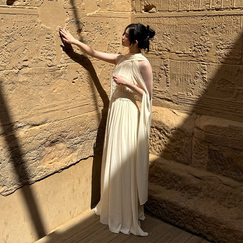 ベージュコーデ 古代女神風ドレープワンピース