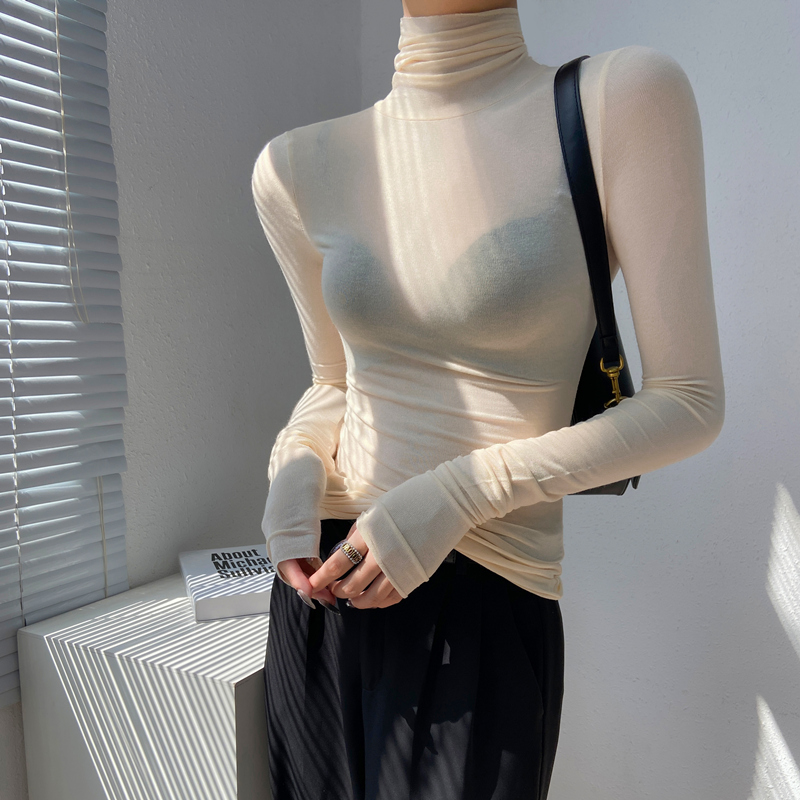 ピンクの服にぴったり合うベージュ服コーデ5選