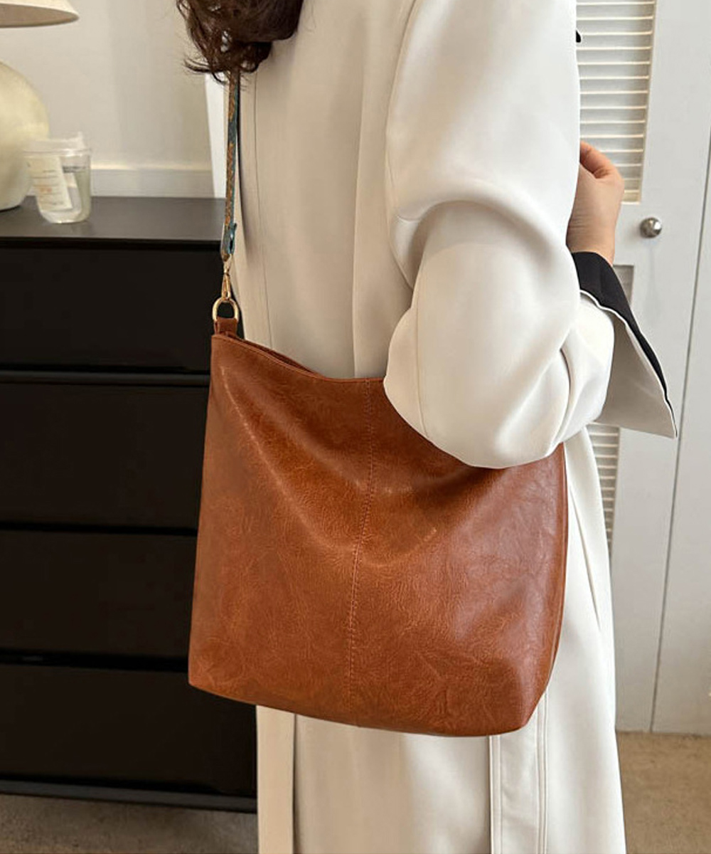 ベージュコーデ 合皮肩掛け靴収納バッグ 軽量おしゃれ鞄