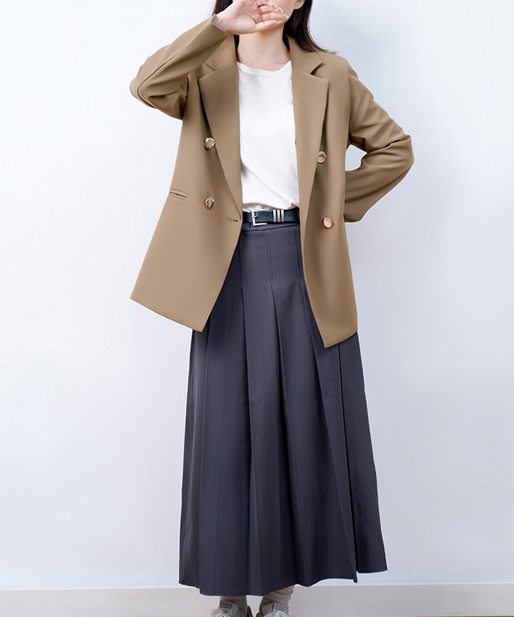 ベージュコーデ 二重ボタン仕立ての上品ジャケット中丈