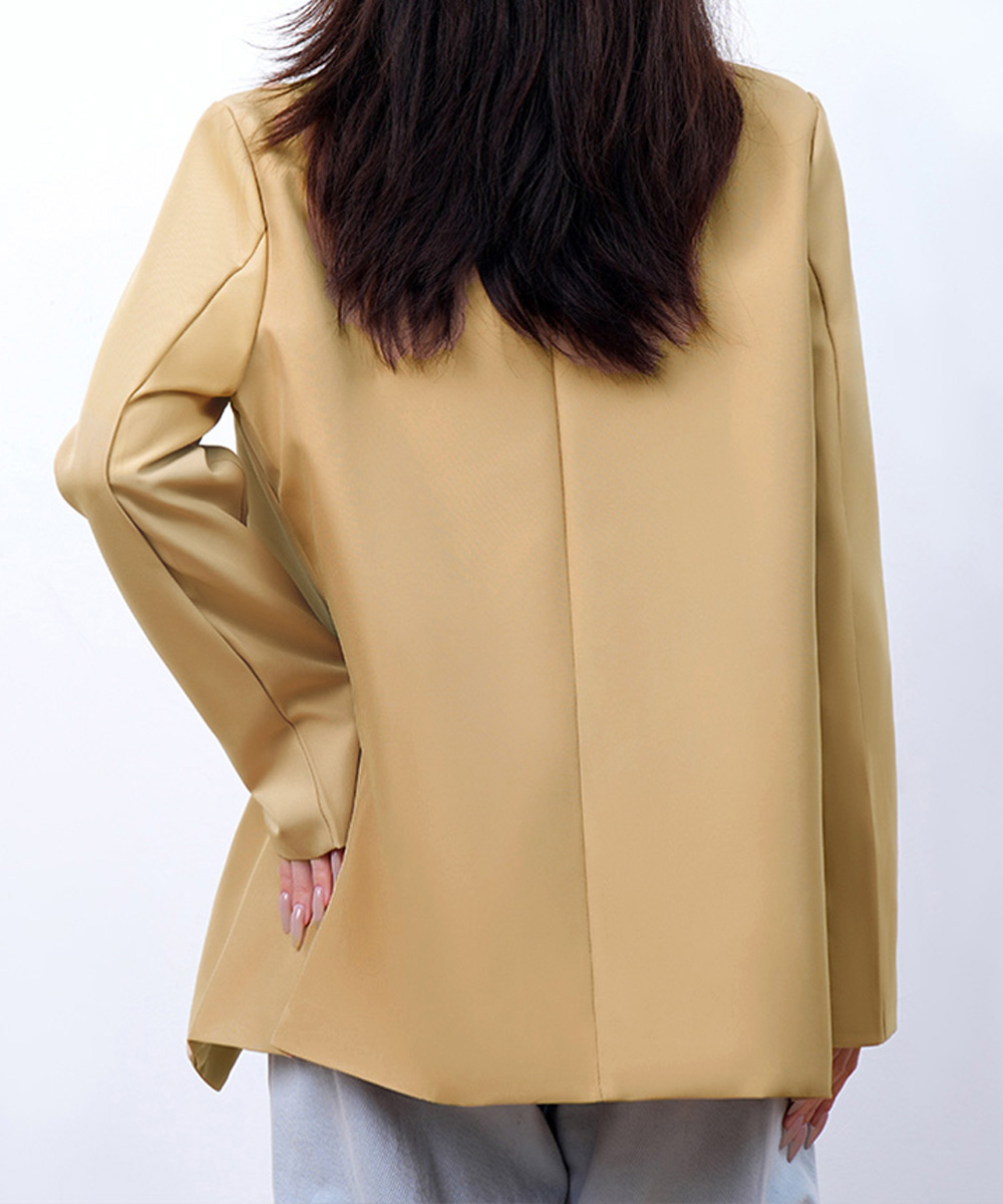 ベージュコーデ 二重ボタン仕立ての上品ジャケット中丈