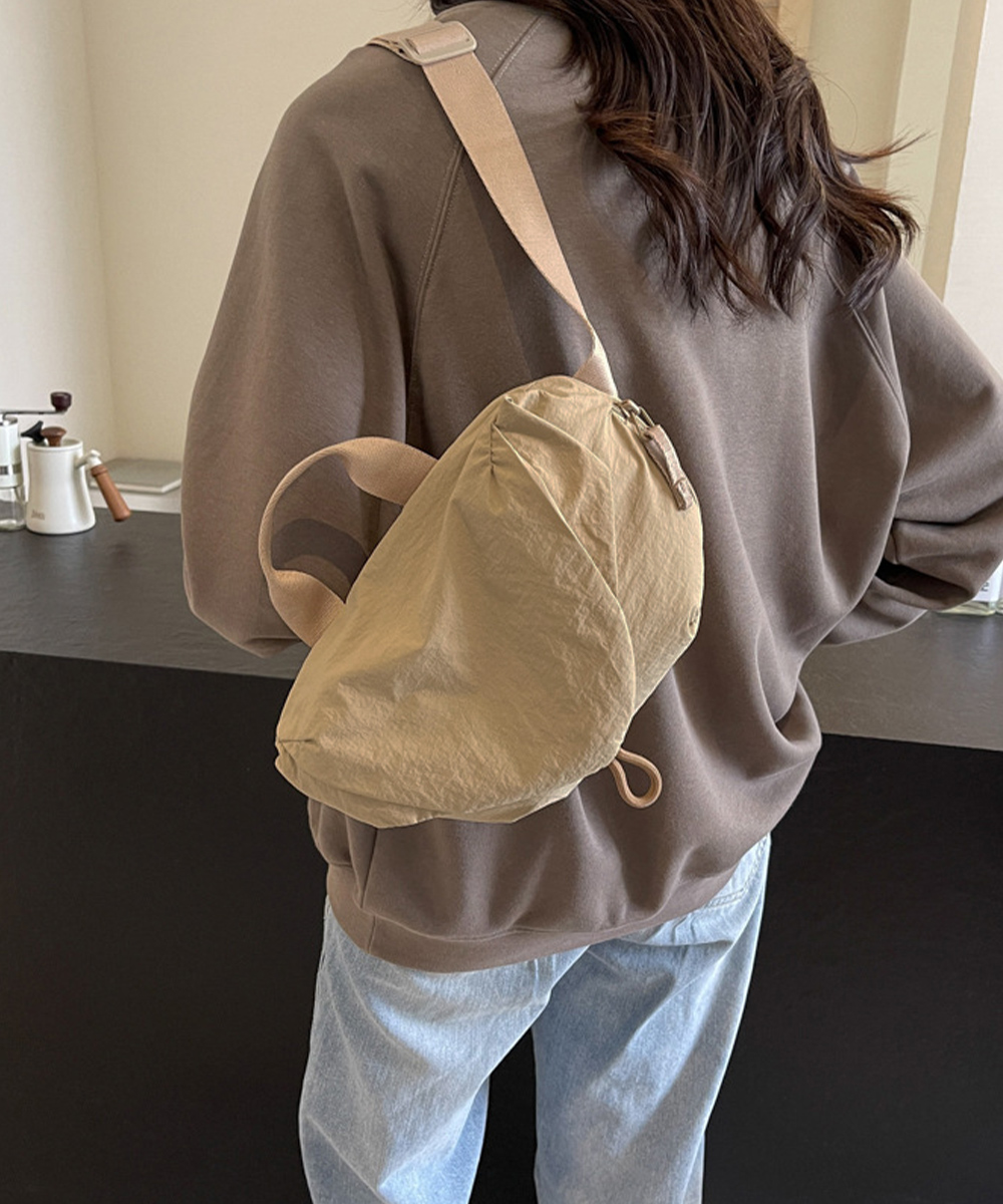 ベージュコーデ 半月型 ナイロン斜めがけショルダーバッグ 小物