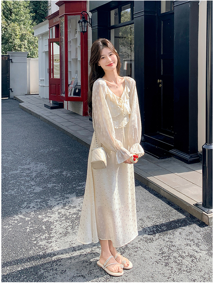 ベージュコーデ 水玉模様フリルロングワンピース