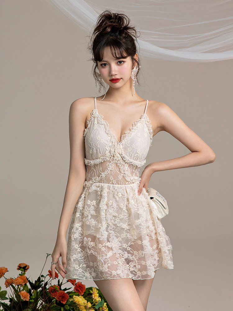 ベージュコーデ 華やか花柄レース キャミソールワンピース