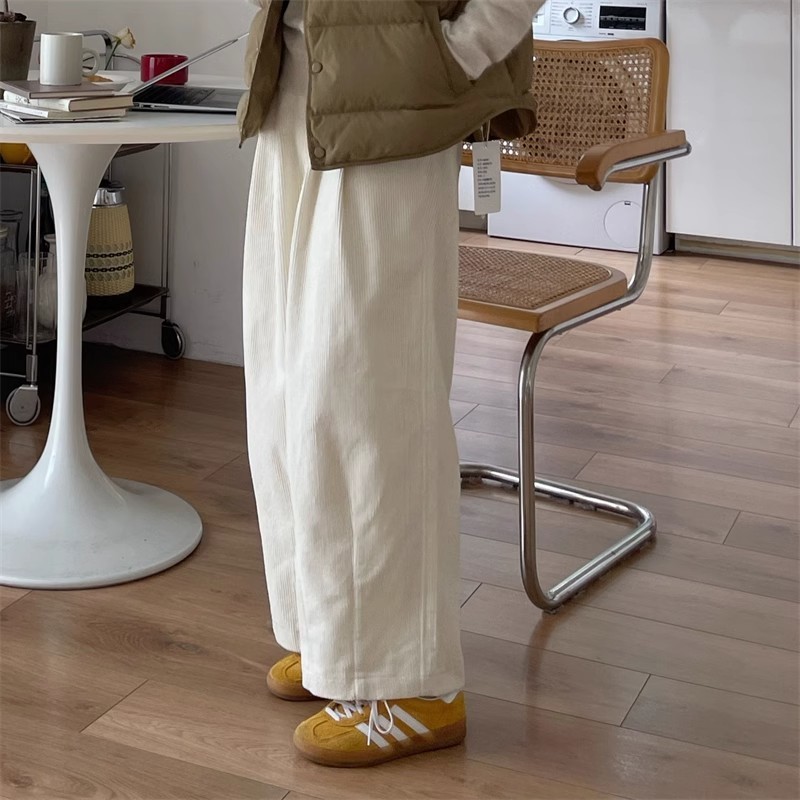 ベージュコーデ コーデュロイワイドパンツ