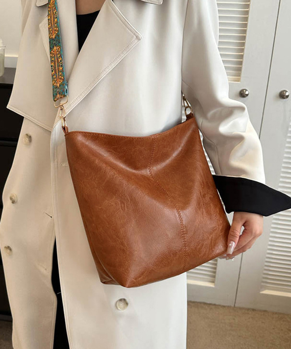 ベージュコーデ 合皮肩掛け靴収納バッグ 軽量おしゃれ鞄