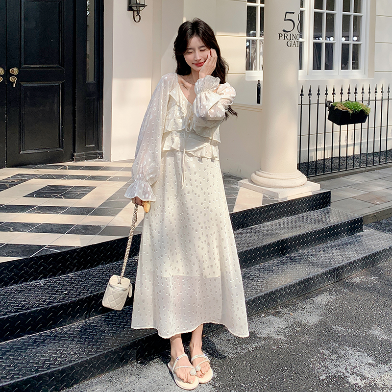 ベージュコーデ 水玉模様フリルロングワンピース
