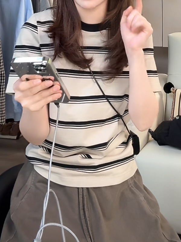 ベージュコーデ 上品ボーダー半袖ニット