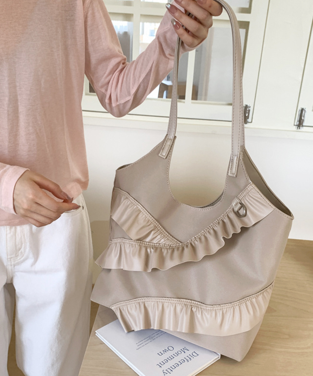 ベージュコーデ 大容量フリル合皮トートバッグ小物肩掛け