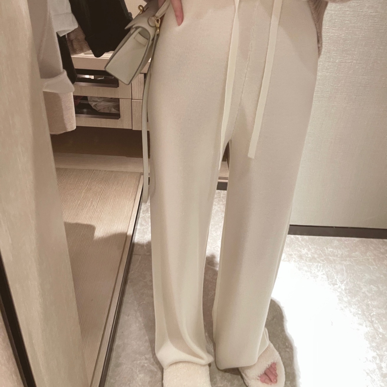 ベージュコーデ ワイドストレートロングパンツ