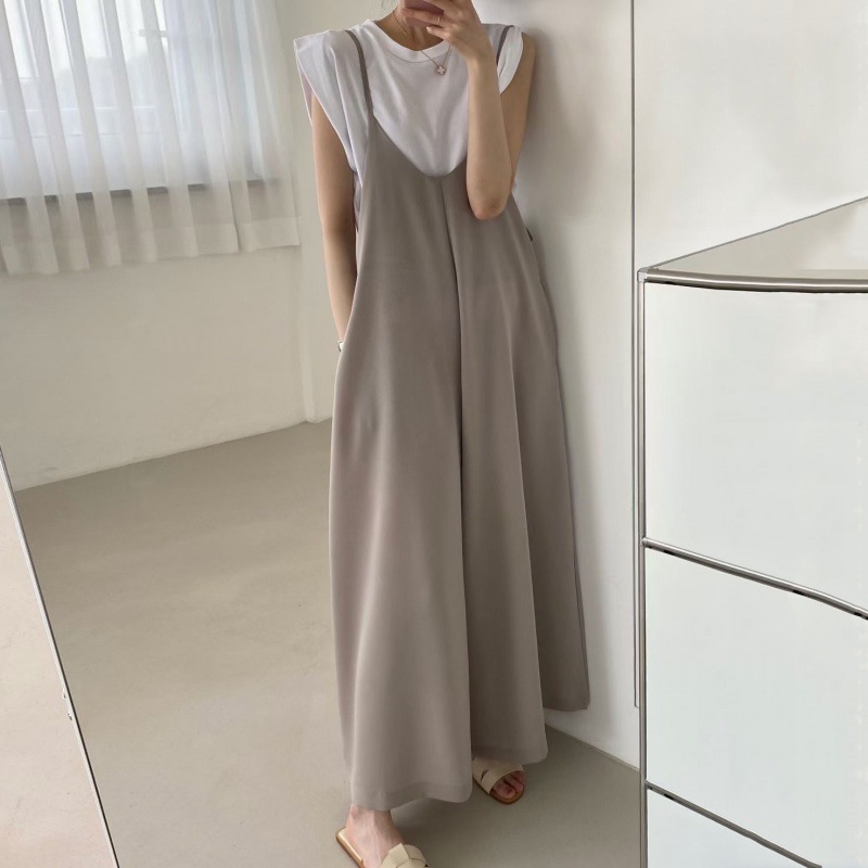 ゆったりシルエットのハイウエストサロペット