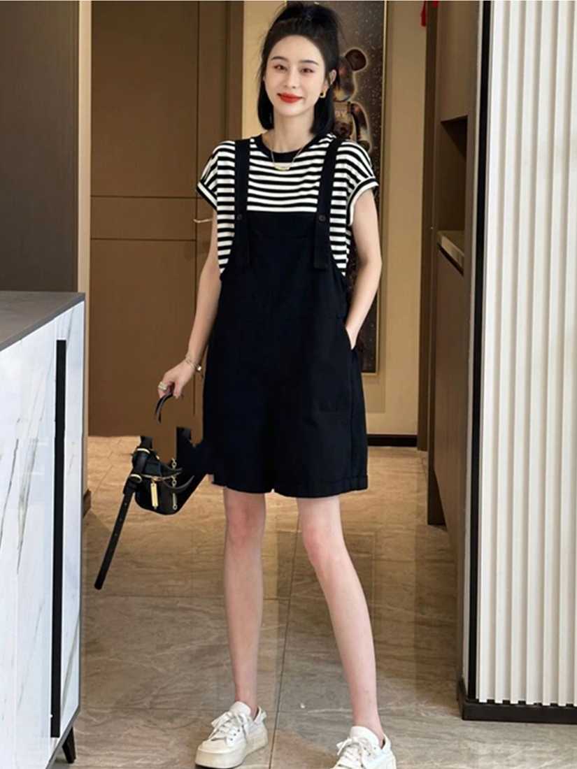 黒のパンツがかわいいサロペット3選