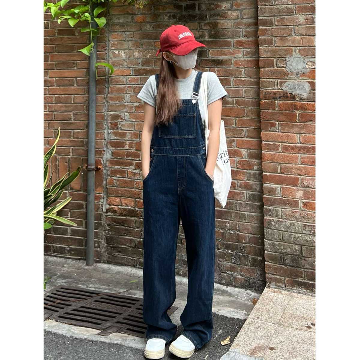 パーカーと相性抜群！女子の着やすいオーバーオール5選