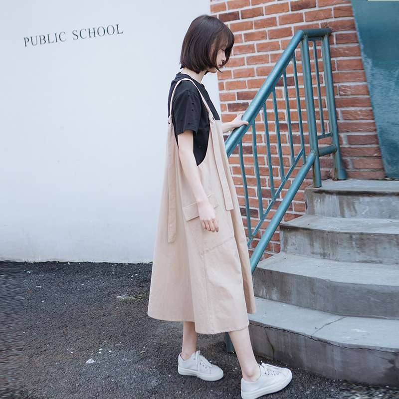 ゆったりシルエットのサロペットワンピース