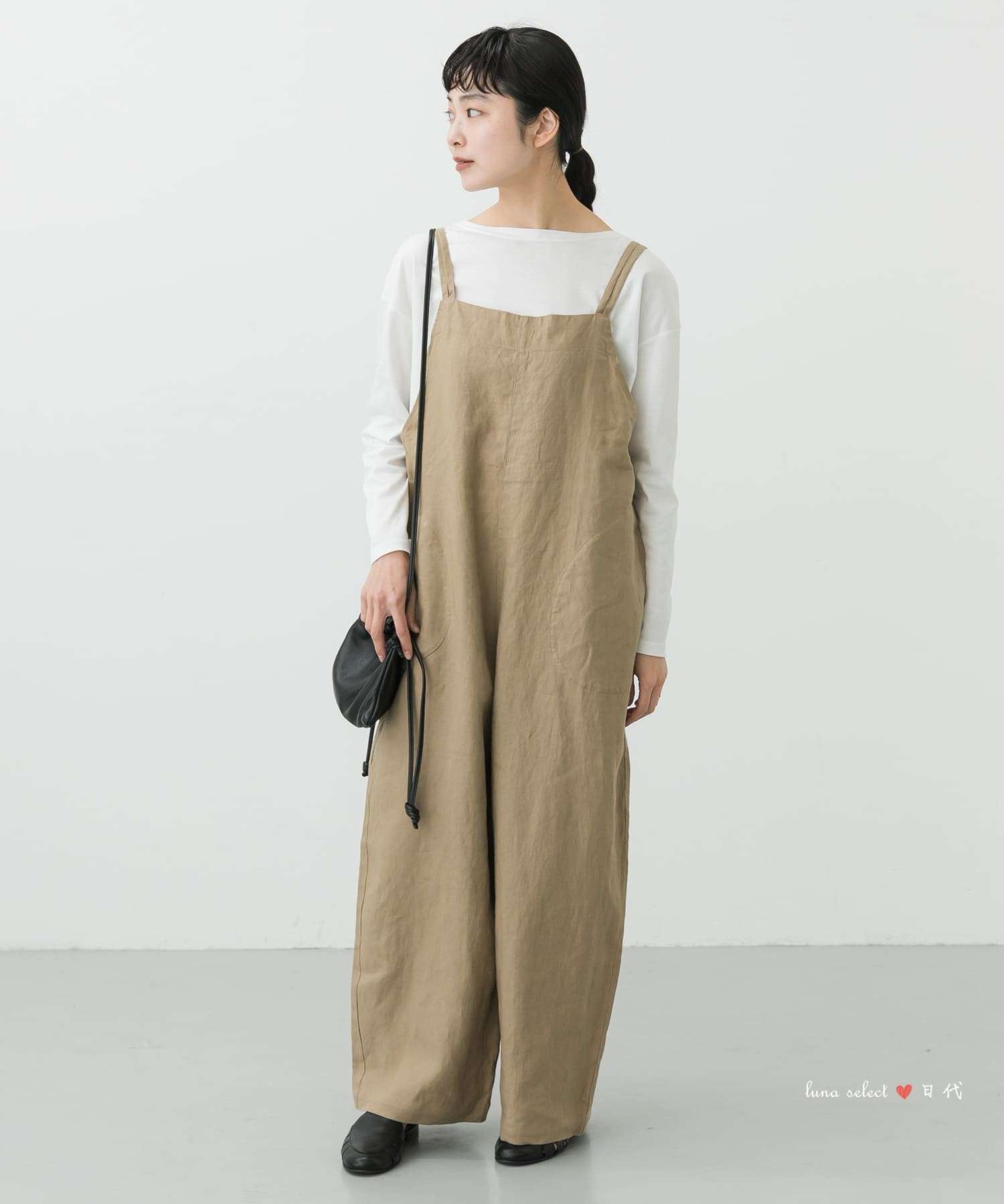 ゆったりシルエットのリネンサロペット