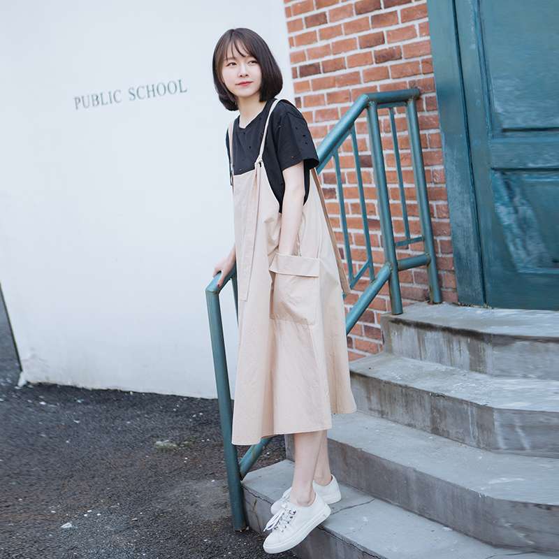ゆったりシルエットのサロペットワンピース