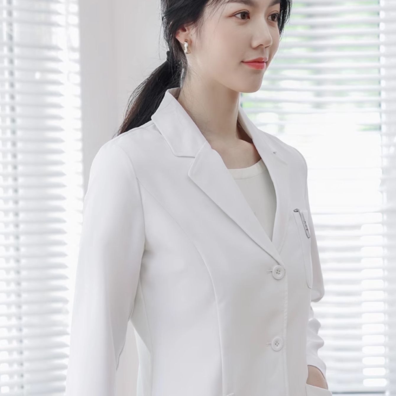 白衣 優美スタイリッシュ診察コート
