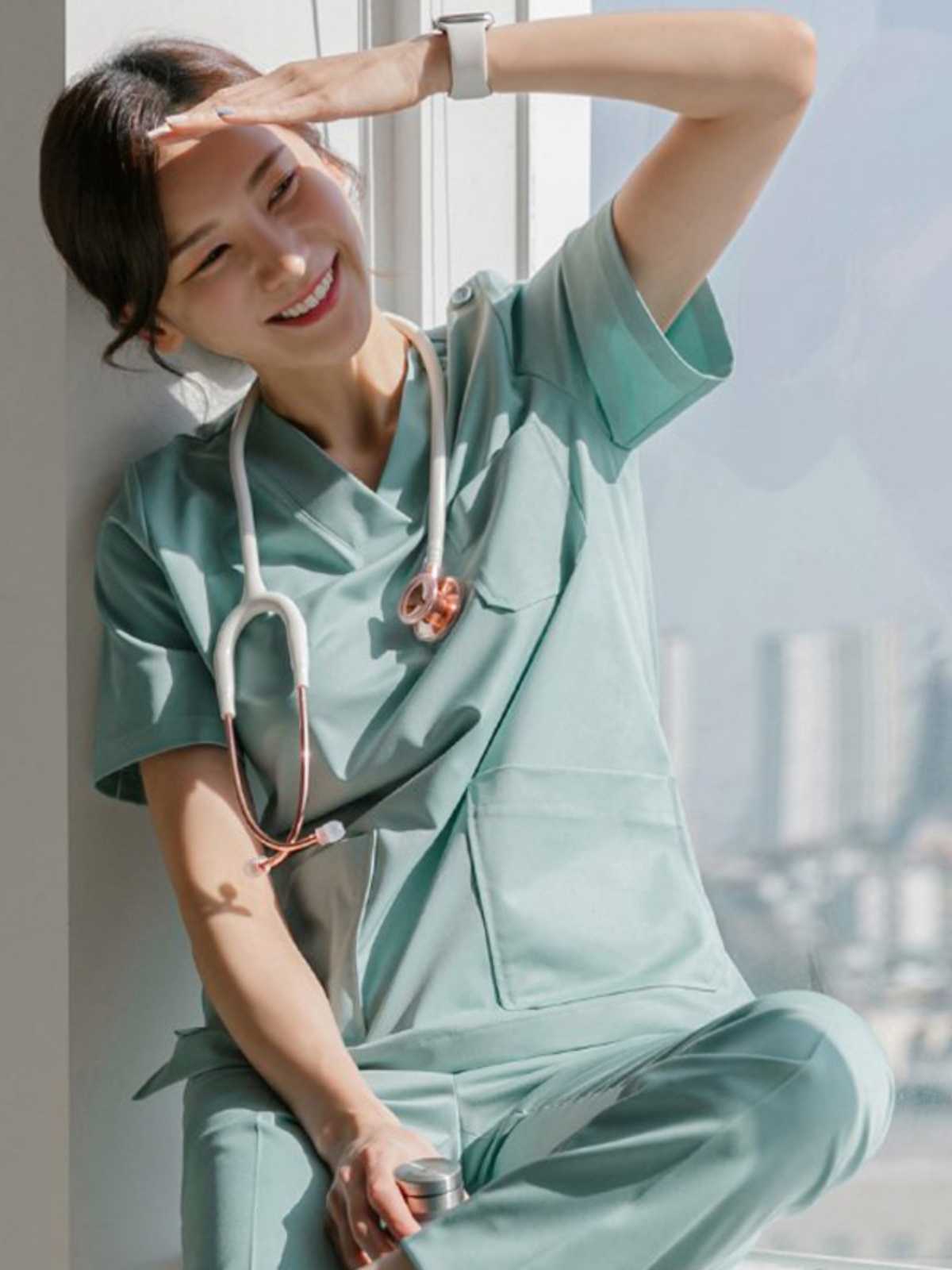 介護現場のスクラブユニフォームで毎日の業務負担を軽減！疲れにくい働きやすさおすすめ5選