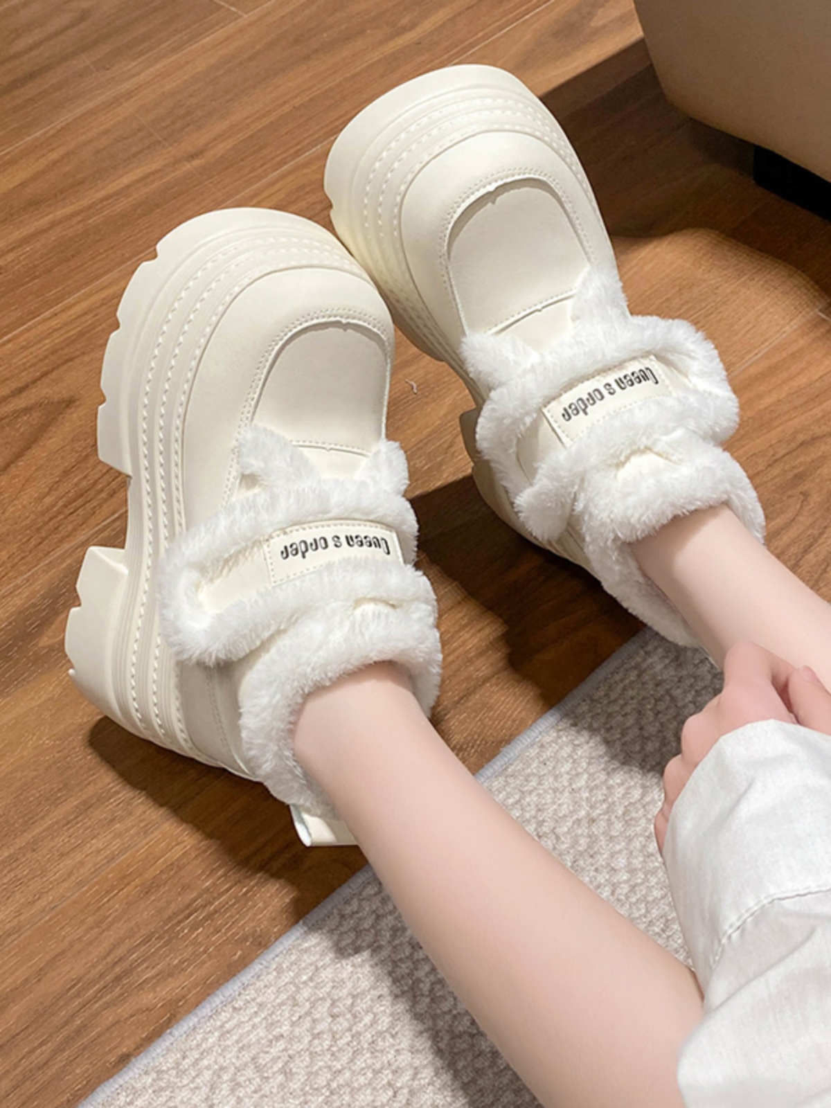 もこもこファー付き厚底スニーカー