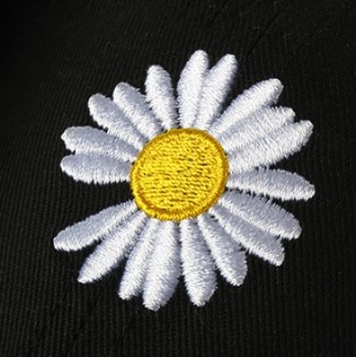 韓国ファッション デイジー刺繍ピアス付きキャップ