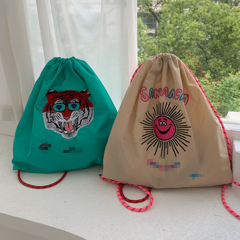 防水リュック イラスト刺繍ナップ巾着リュック
