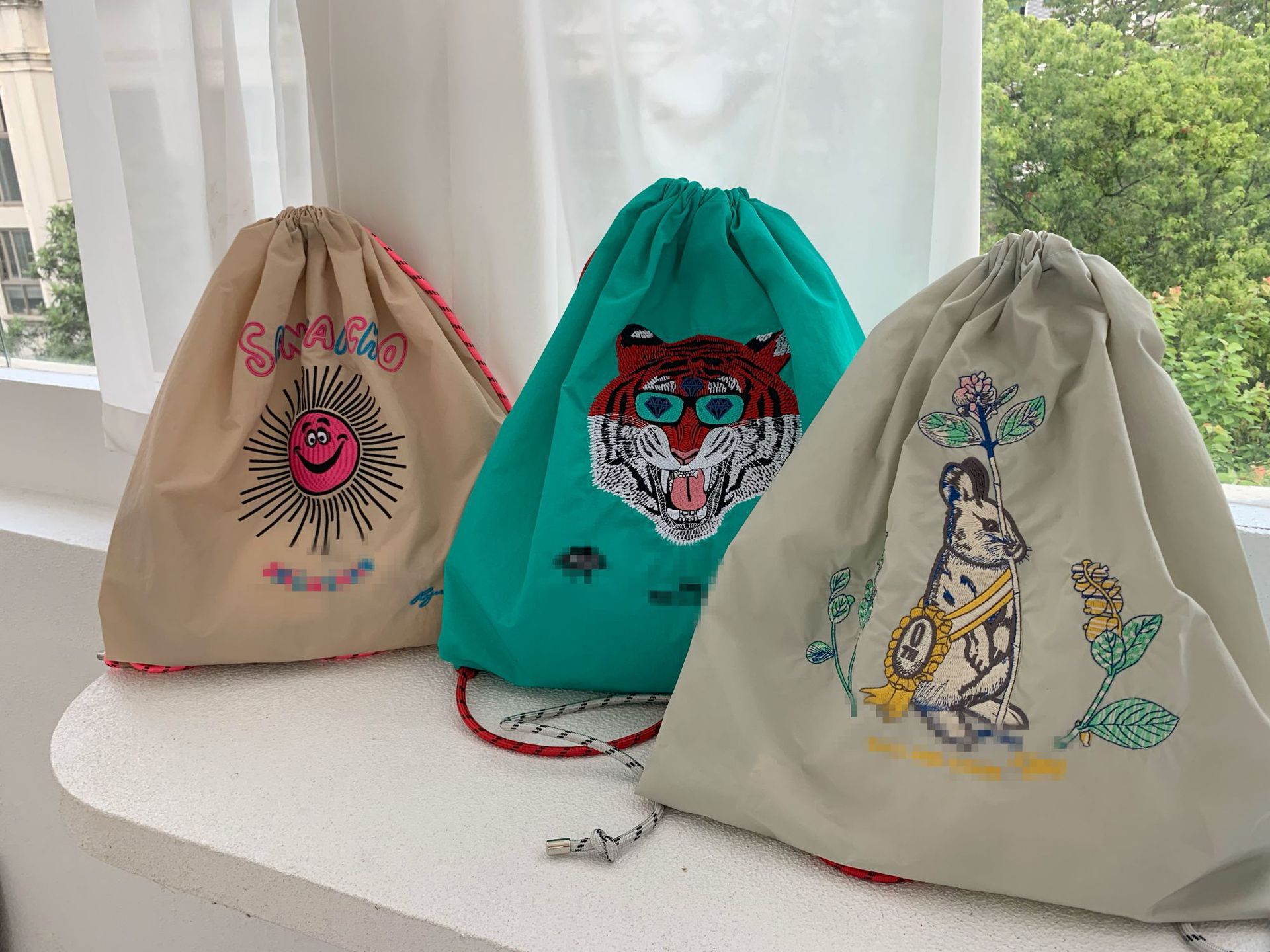 防水リュック イラスト刺繍ナップ巾着リュック