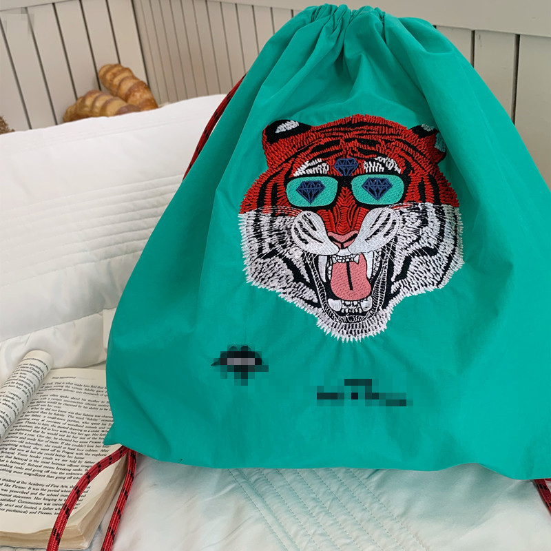 防水リュック イラスト刺繍ナップ巾着リュック