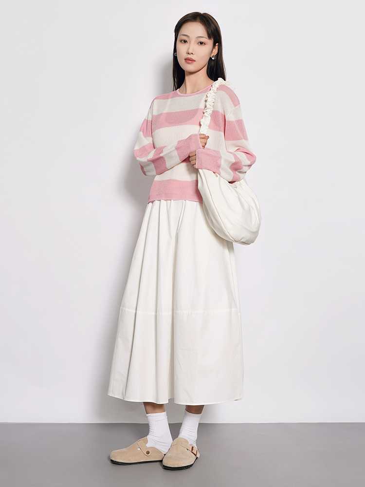 今どき大人の白フレアスカート！しなやかな揺れ感で女性らしさ際立つスタイル10選