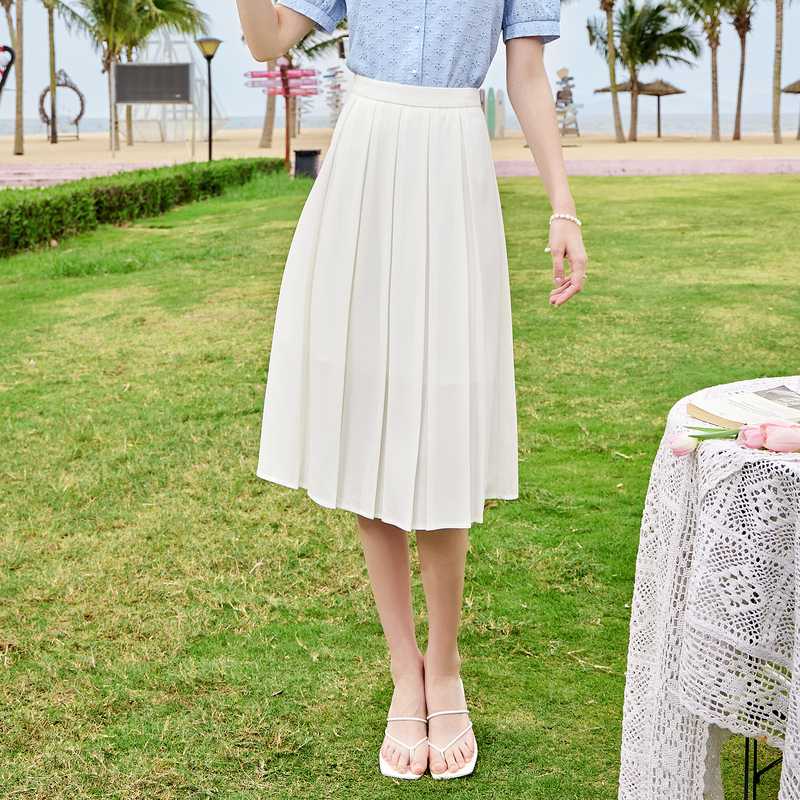 白い綿素材のスカートで魅せる！心躍る爽やかコーデ5選