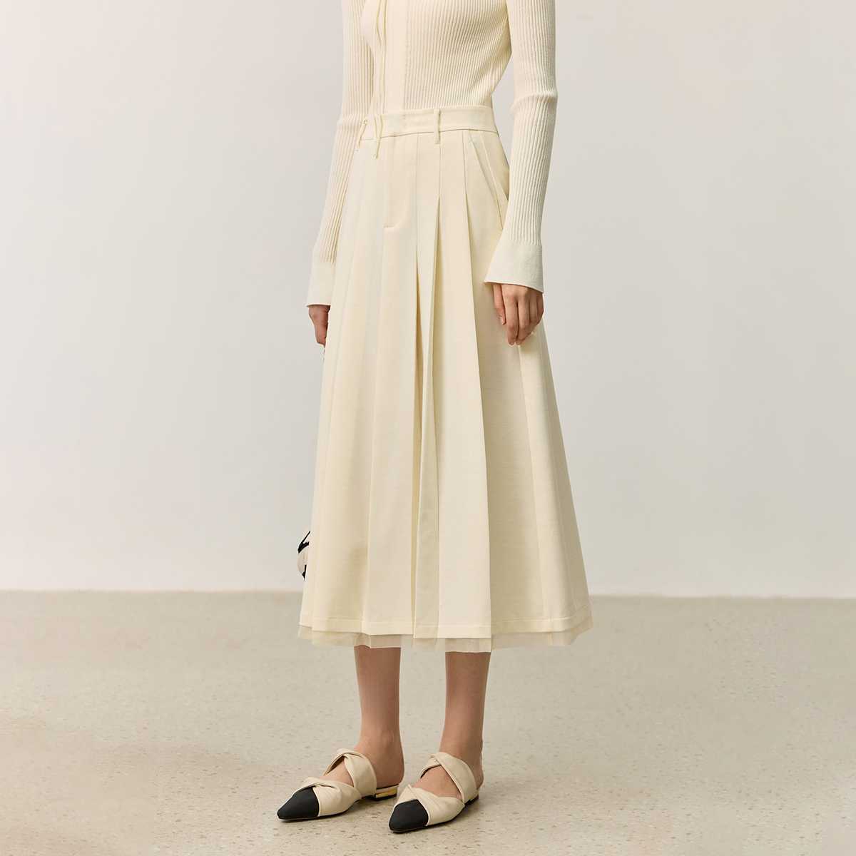 清楚で魅力的な印象を与える！白のプリーツスカートで楽しむ清楚スタイル5選