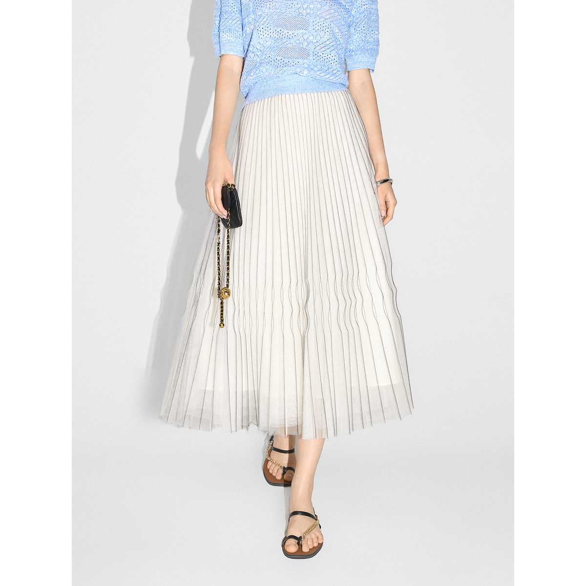 透け感のある白スカートでつくる夏の涼やかスタイル5選