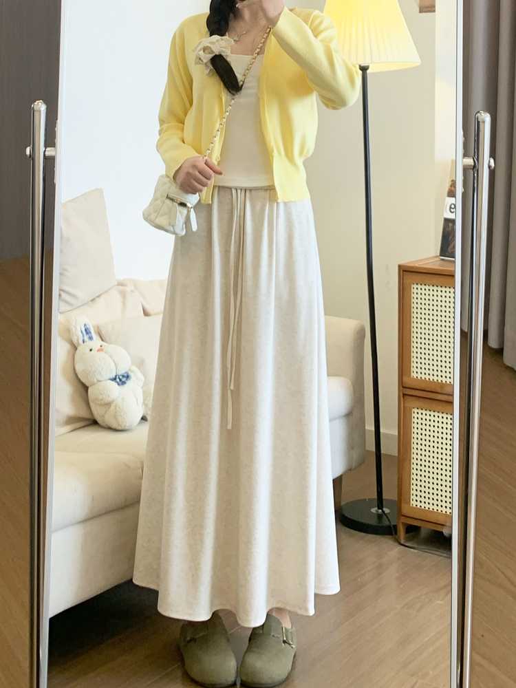 洗練された大人の魅力を引き立てる!白のマキシスカートで作る特別な日常スタイル5選