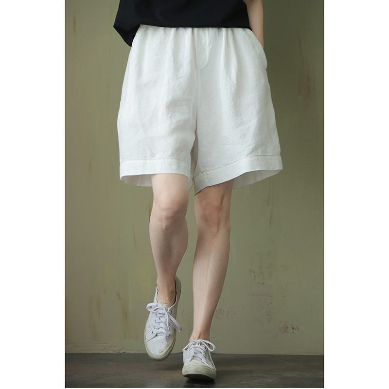 白パンツ リネン素材のゆったりショートパンツ