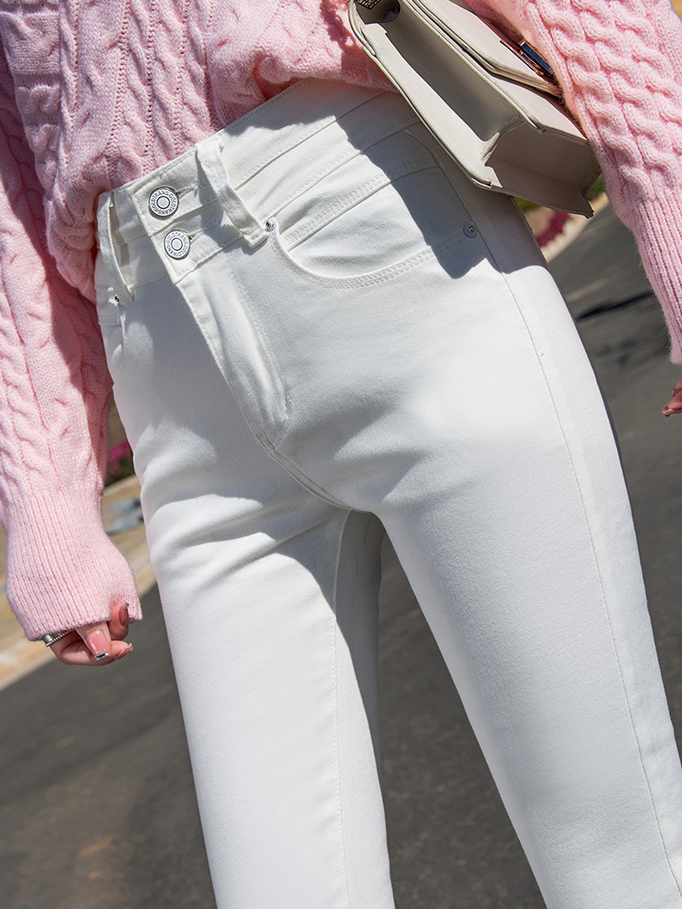 白パンツ 美脚際立つ二重ボタンスキニー