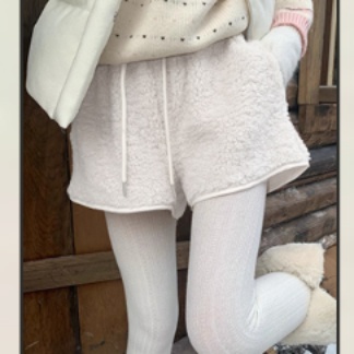 白パンツ もこもこ素材ショートパンツ
