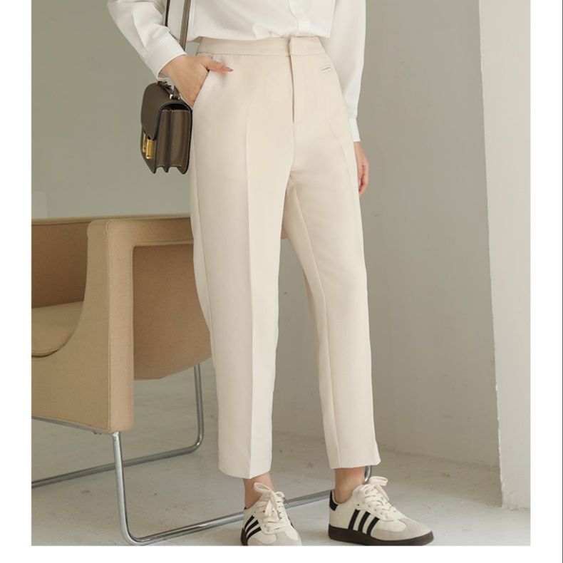 白パンツ すっきりとしたシルエットのフォーマルパンツ