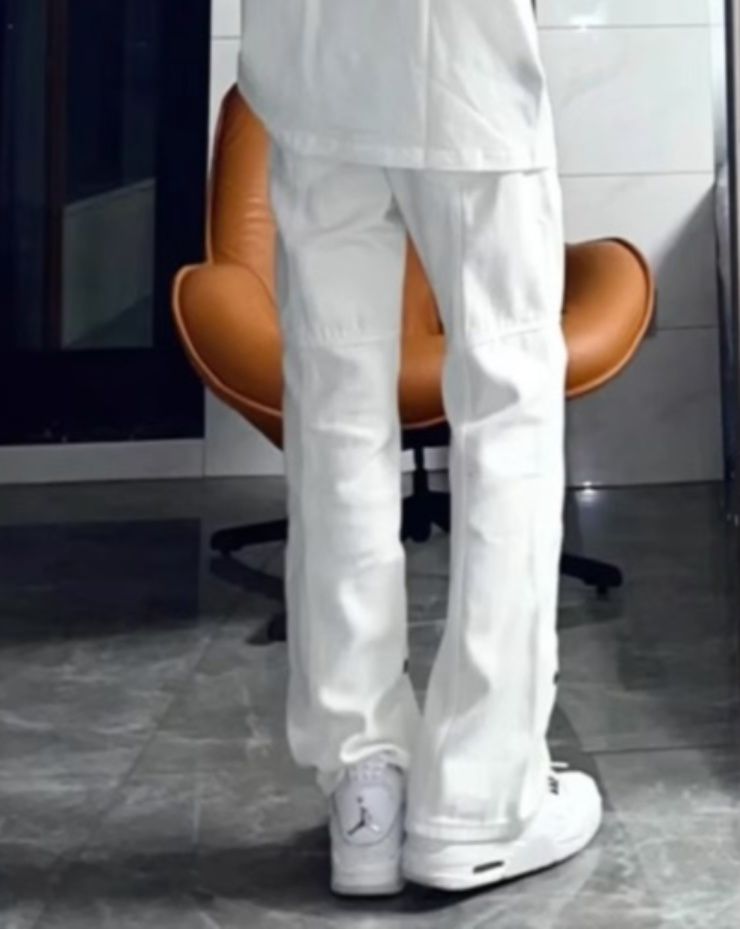 白パンツ 裾ボタンストレートパンツ