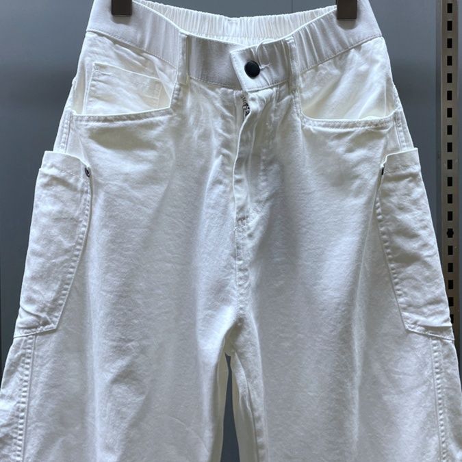 白パンツ ゆったりシルエット実用的パンツ
