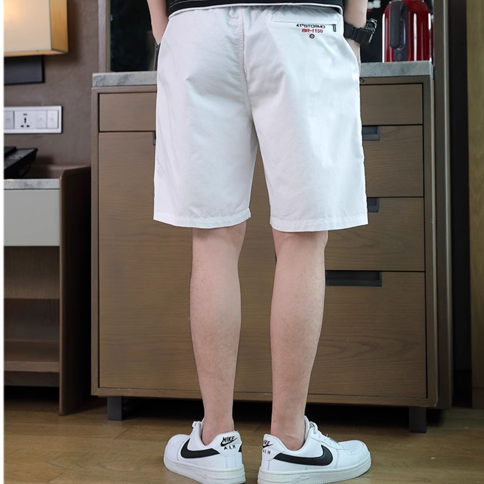 白パンツ 刺繍入り洗練ハーフパンツ