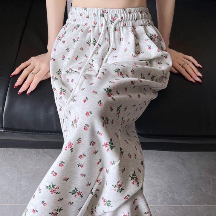 白パンツ 小花柄ゆったりワイドパンツ
