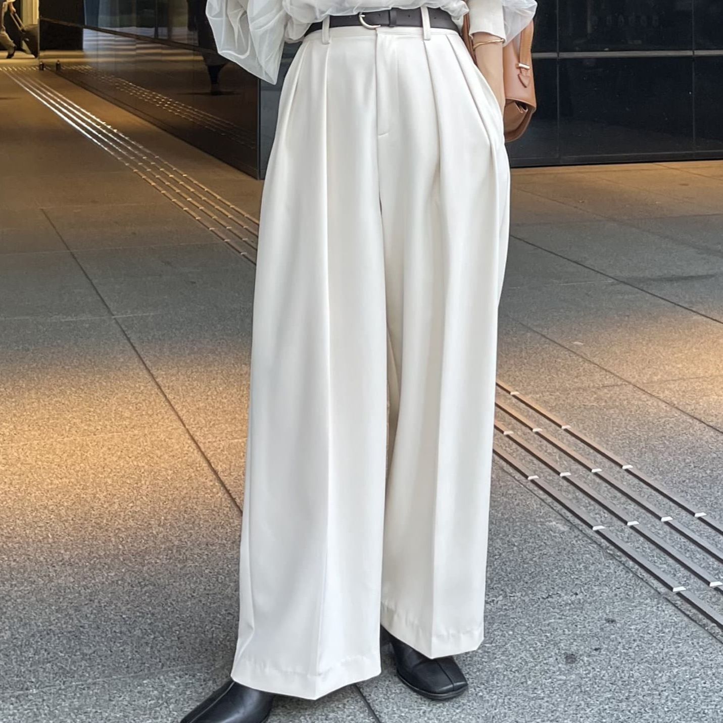 白パンツ 優雅なドレープワイドパンツ