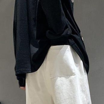 白パンツ ワッペン装飾ストレートパンツ