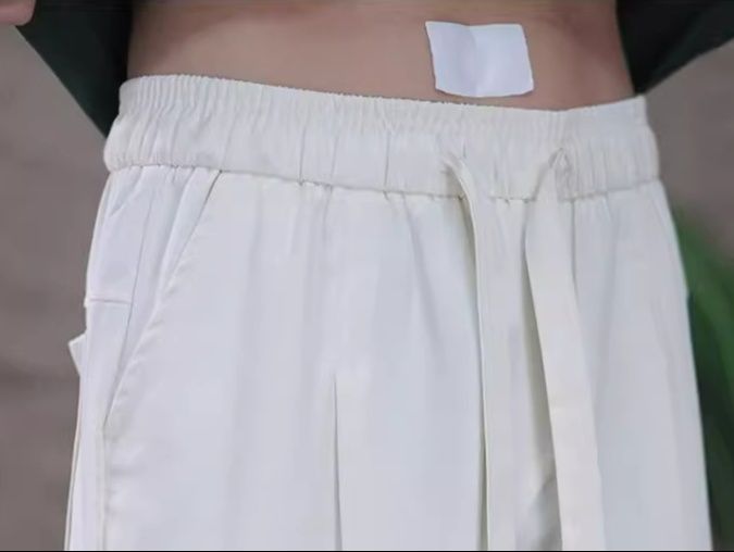 白パンツ しなやか素材リラックスストレート