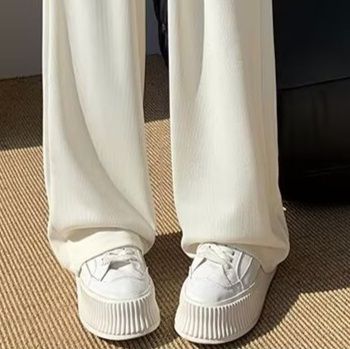 白パンツ 流れるような優雅なワイドパンツ